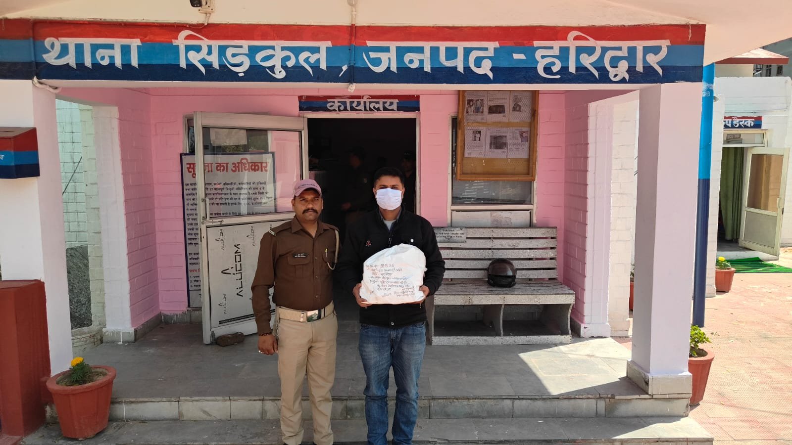 01आरोपित को 50 पैकेट देशी शराब नाजायज किन्नू मार्का के साथ धर दबोचा