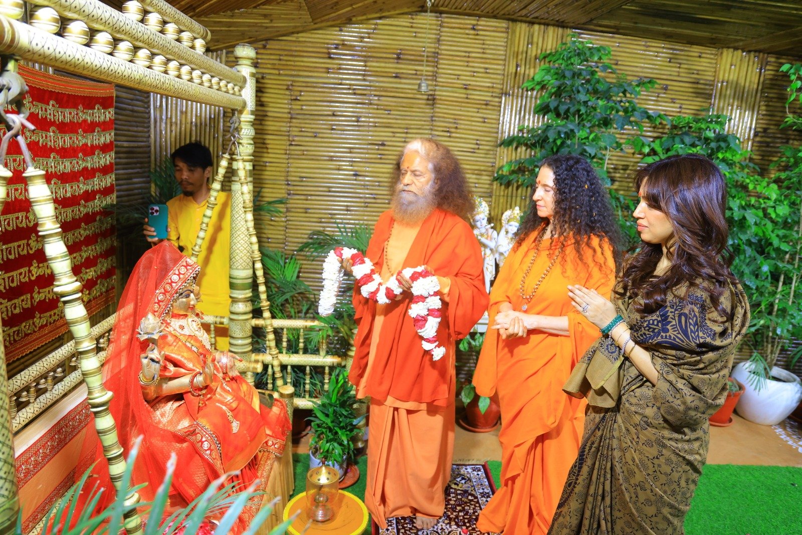 प्रसिद्ध फिल्म अभिनेत्री भूमि पेडनेकर का दर्शनार्थ परमार्थ निकेतन में आगमन