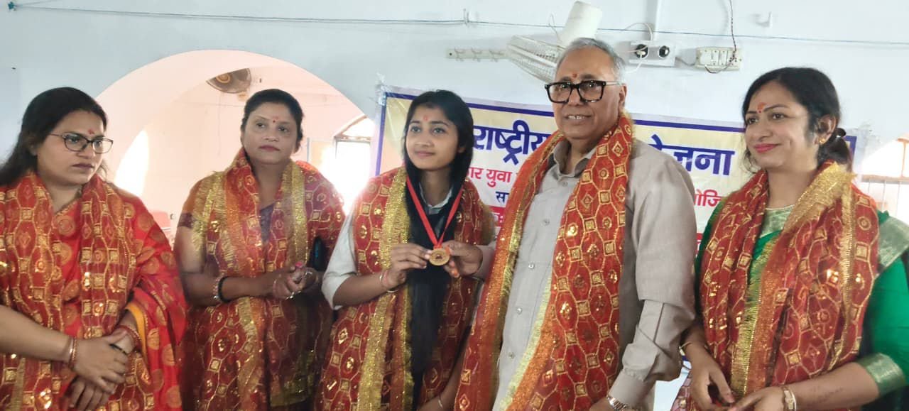 एस.एम.जे.एन. पी.जी. कॉलेज: एनएसएस शिविर का भव्य समापन, महंत रवींद्र पुरी महाराज ने छात्राओं को दिया आशीर्वाद