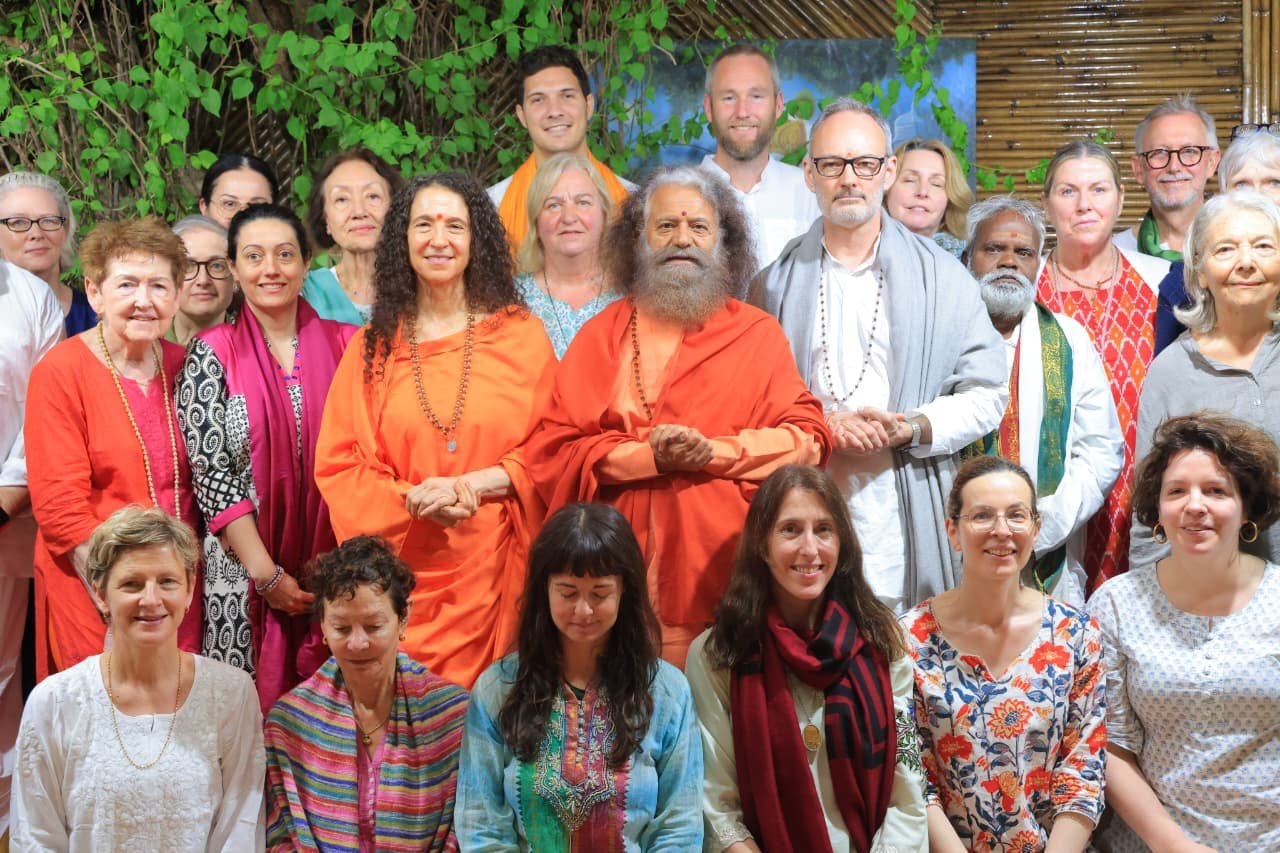 योगी माइकल मिलर, लंदन मेडिटेशन सेंटर और न्यूयॉर्क मेडिटेशन सेंटर के सह-संस्थापक अपने ग्रुप के साथ आये परमार्थ निकेतन