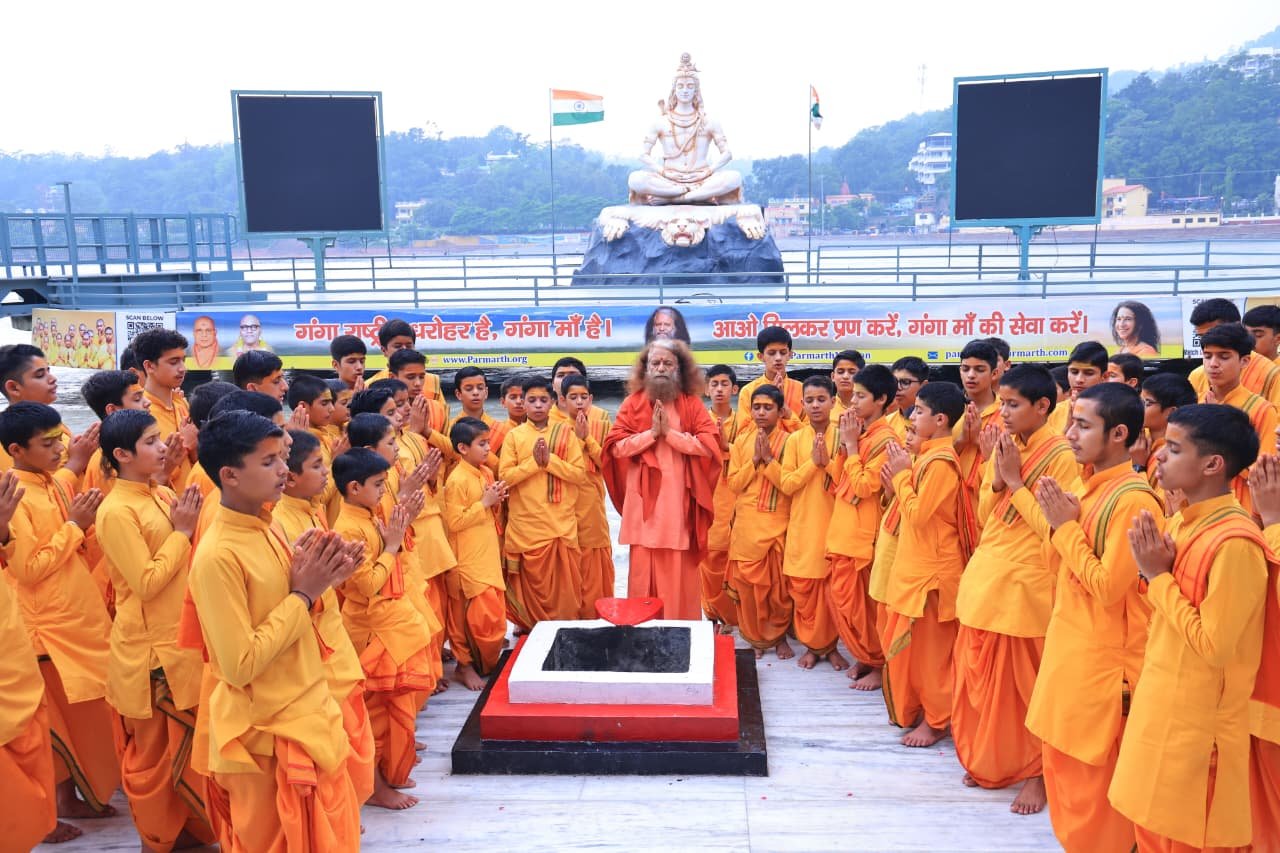 रामचरितमानस, मानवता को मर्यादा, करुणा और ईश्वर से जोड़ने वाला जीवन-दर्शन है” — स्वामी चिदानन्द सरस्वती