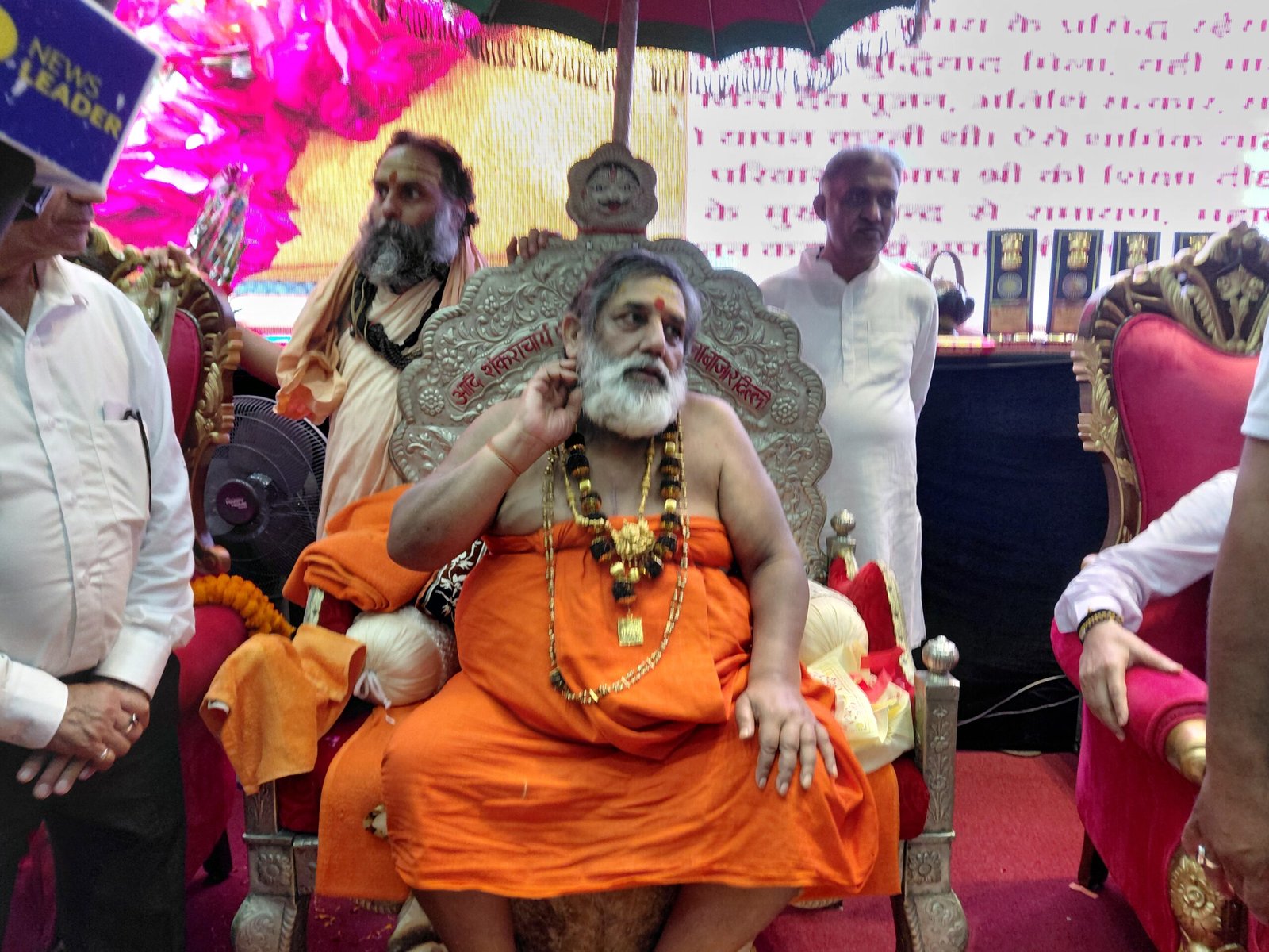 स्वामी अच्युतानंद तीर्थ महाराज के अवतरण दिवस पर संतों ने किया पुष्पवर्षा से अभिनंदन